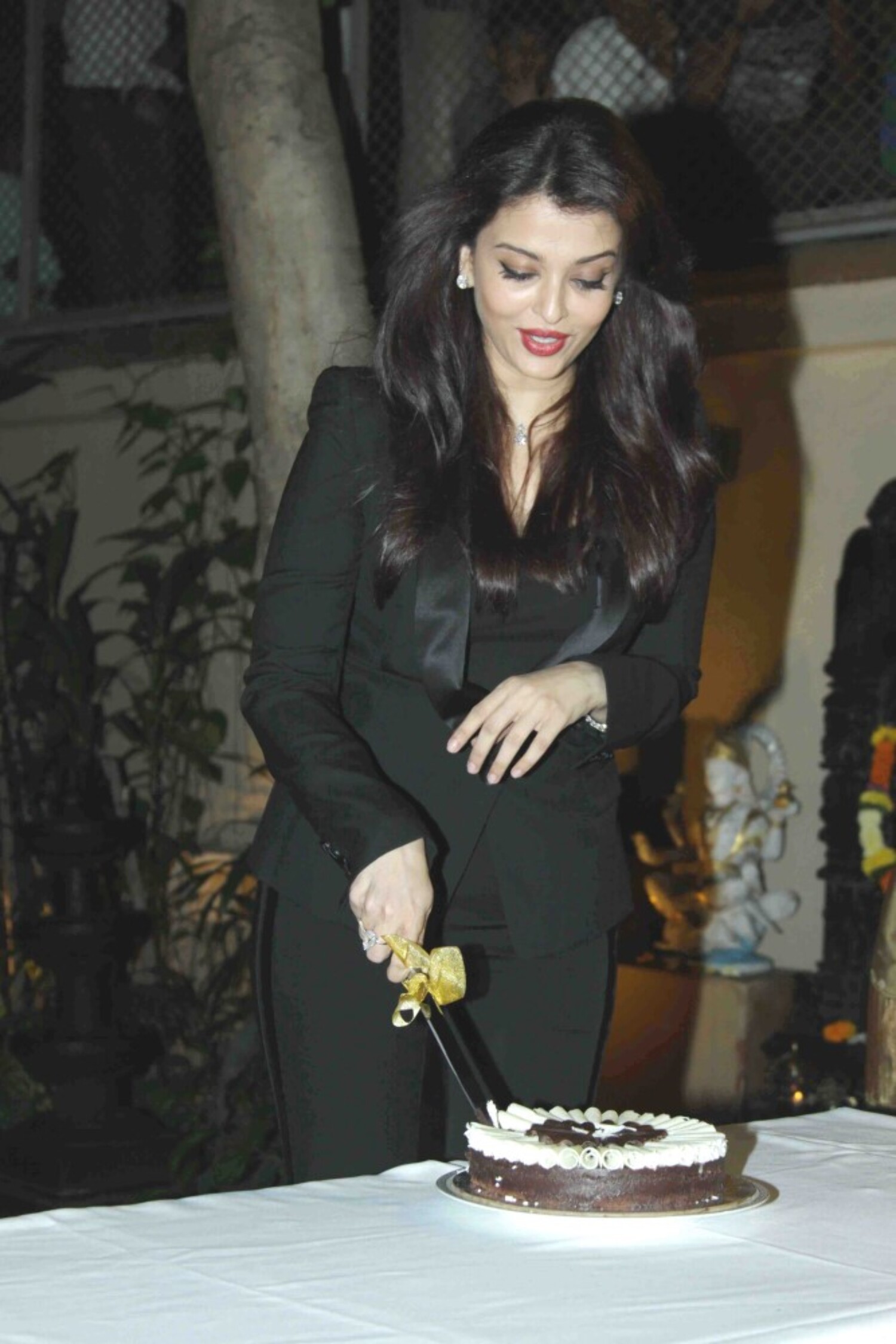 Aishwarya Rai Bachchan Cutting Her Birthday Cake At Her 41st Birthday