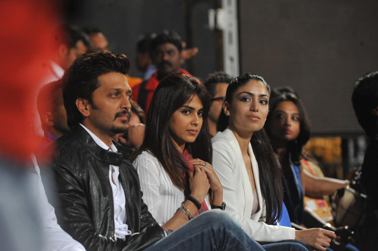 Ritesh Deshmukh with wife Genelia at the CCL Finals in Bengaluru 1