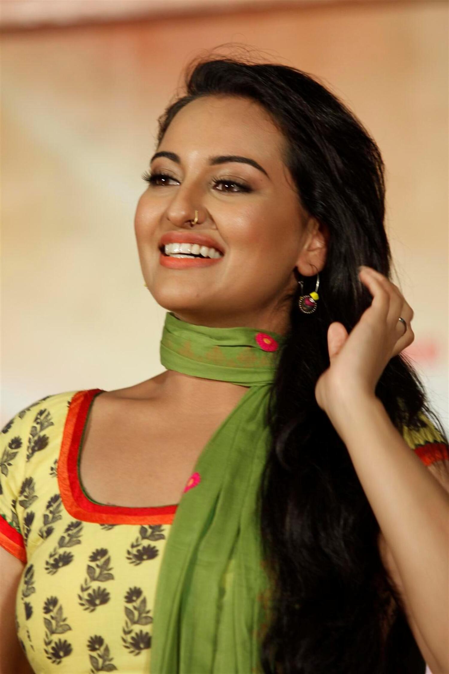 Sonakshi Sinha At Film Rowdy Rathore First Look Launch At Bdd Chawl Grounds In Mumbai 5 Rediff