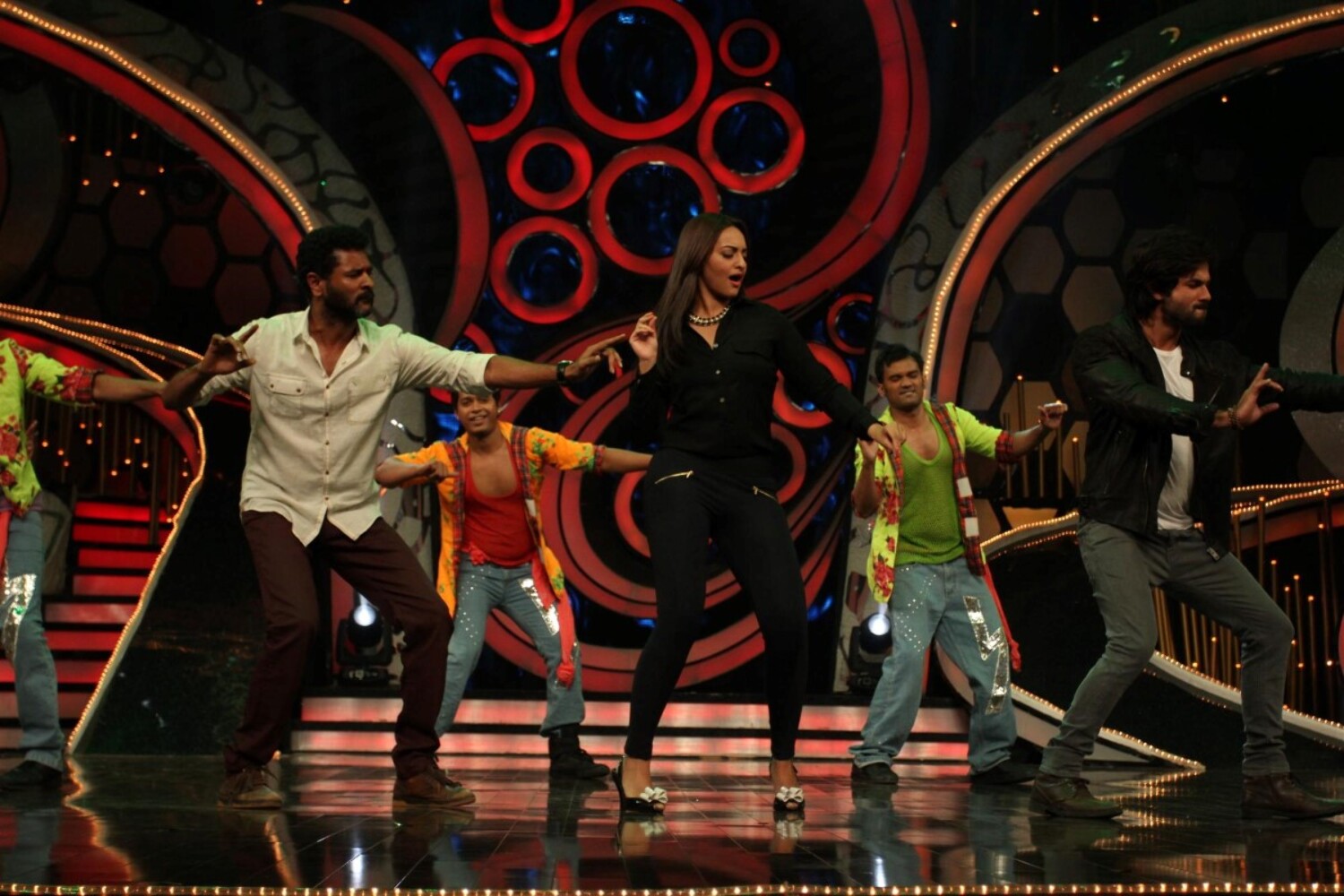 Shahid Kapoor Sonakshi Sinha Prabhu Deva Dancing On The Sets Of DID ...