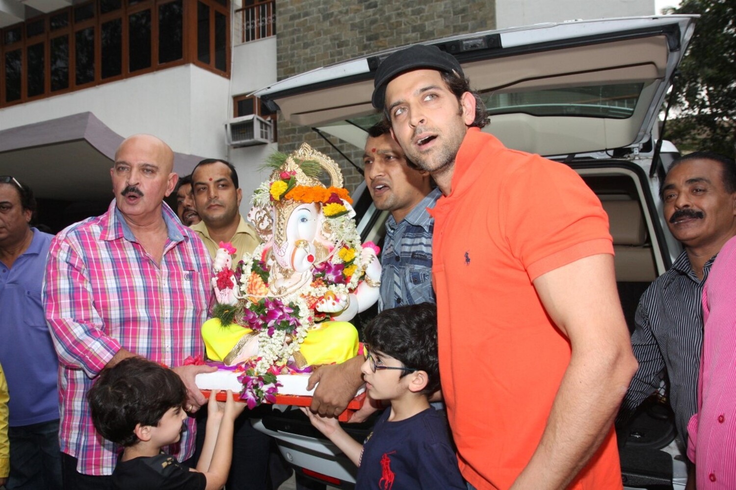 Hrithik Roshan with his sons Hrehaan and Hridhaan and father Rakesh Roshan at his Ganpati