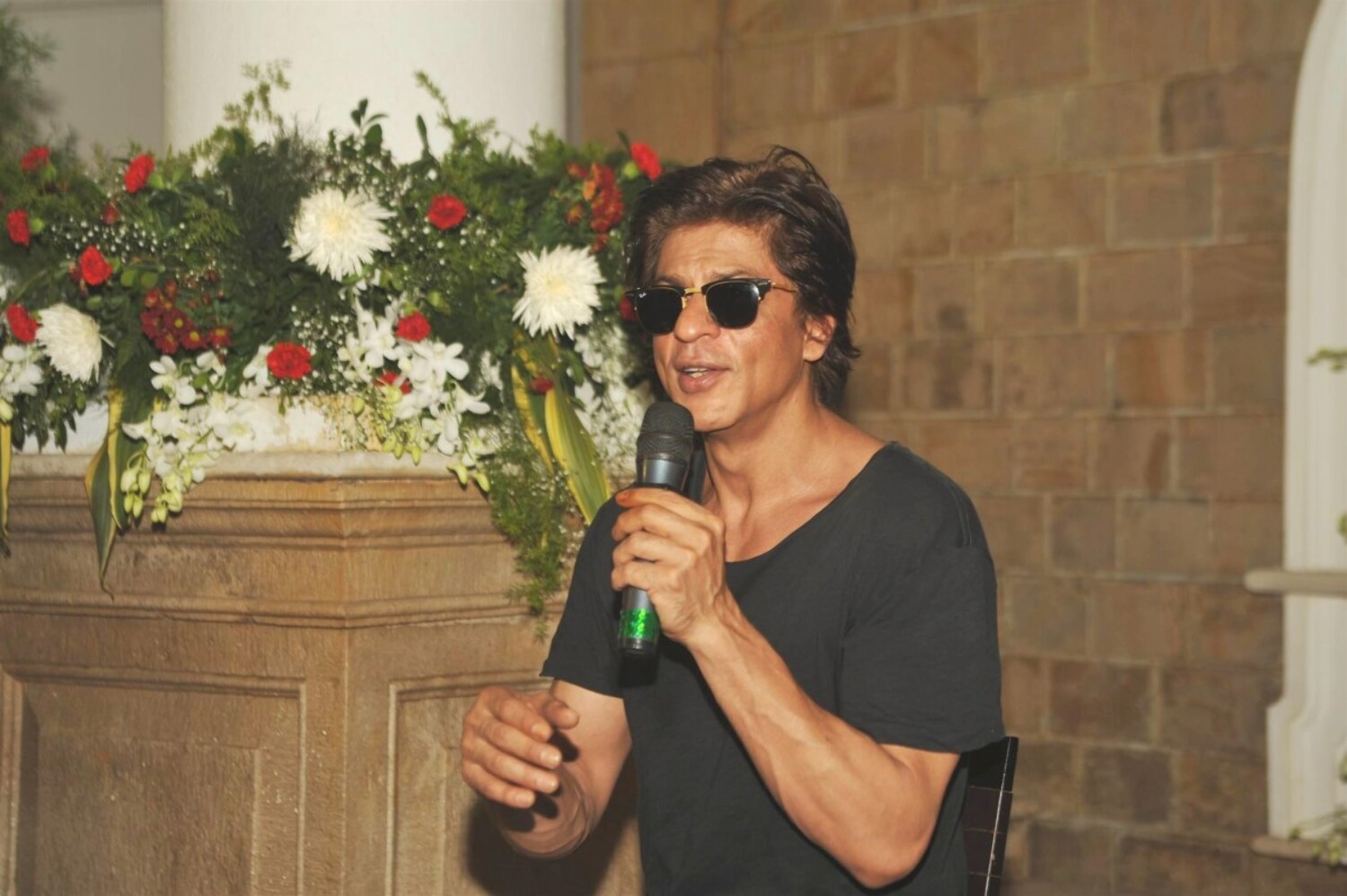 Shah Rukh Khan Interacting With The Media At His 49th Birthday ...