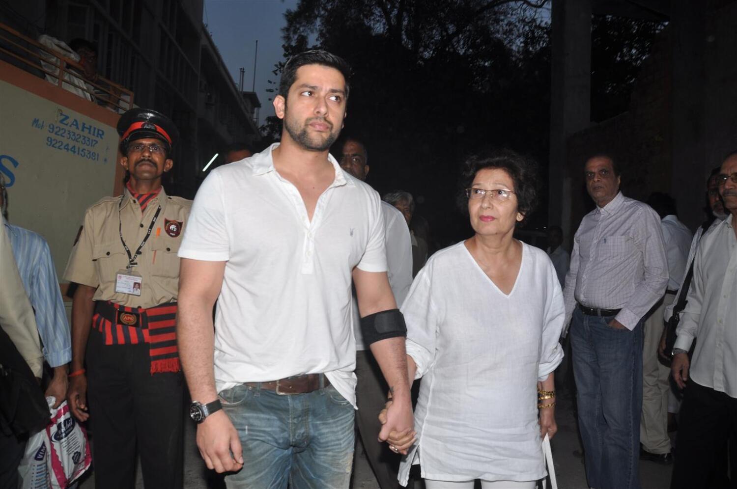 Aftab Shivdasani With His Mother At Condolence Meeting For Late Dev