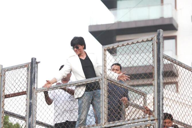 shah rukh khan celebrates his 47th birthday with fans and media-photo30