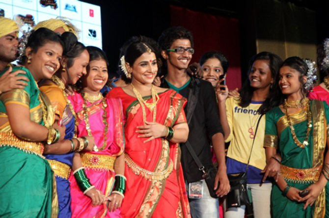 Vidya Balan Posing With Lavani Dancers At The Launch Of Lavani Song