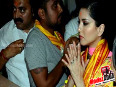 Sunny Leone Prays At Siddhivinayak Temple In Mumbai