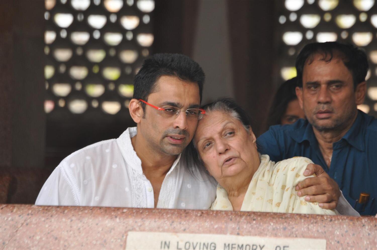 Anuj Saxena consoling mother of Mona Kapoor Sattee Shourie at the ...