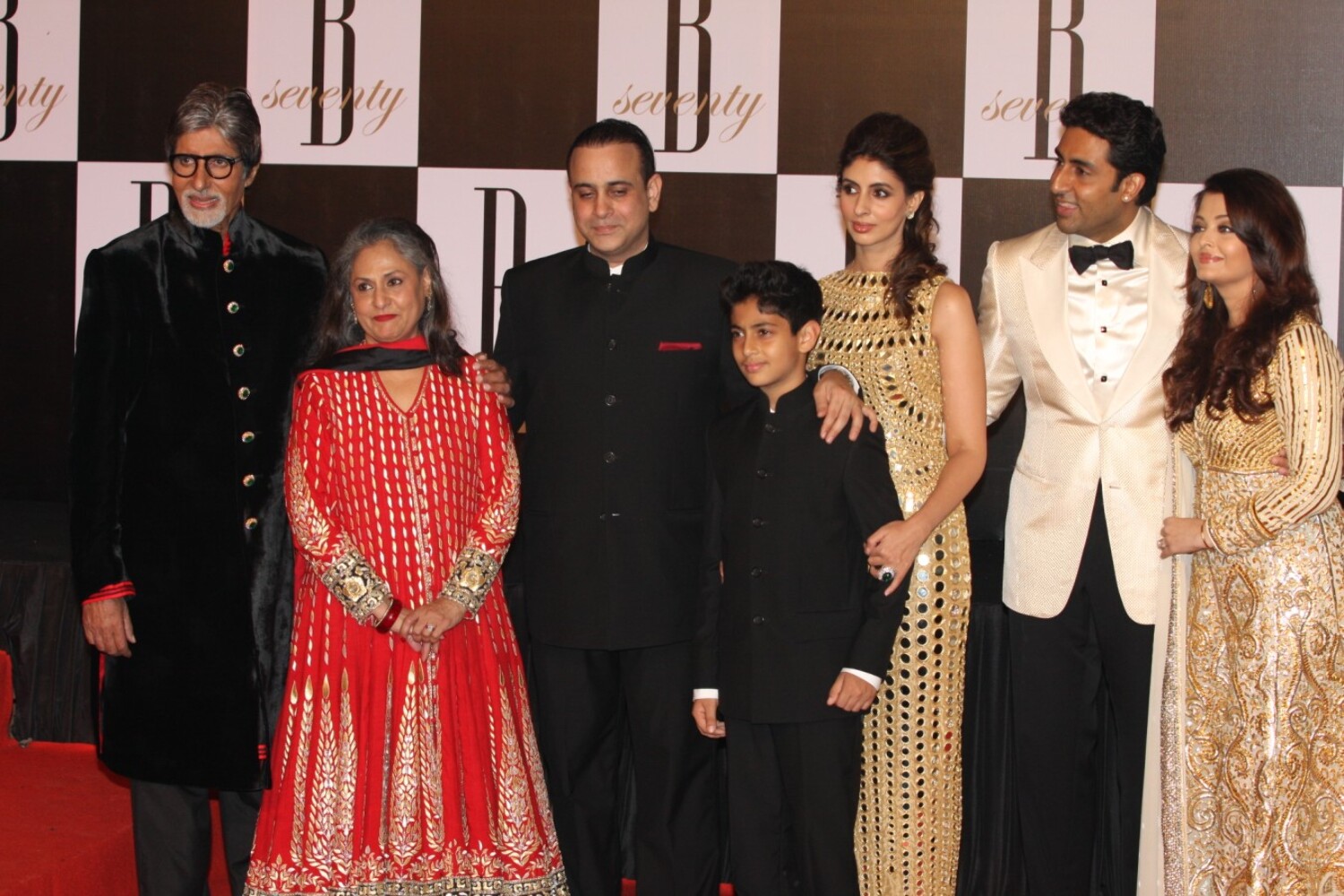 Bachchan Family posing together at 70th Birthday Party of Amitabh ...