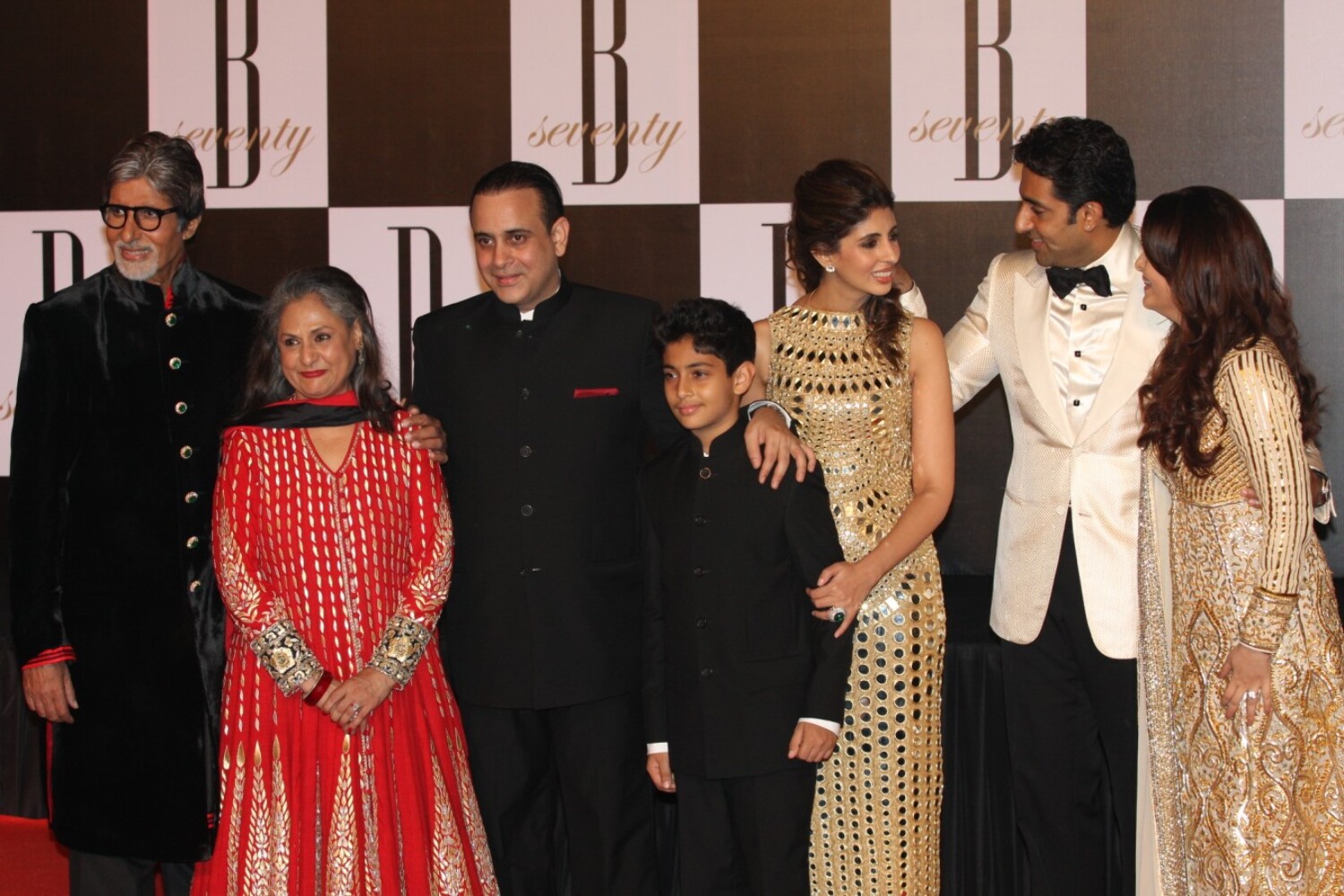 Bachchan Family posing together at 70th Birthday Party of Amitabh ...