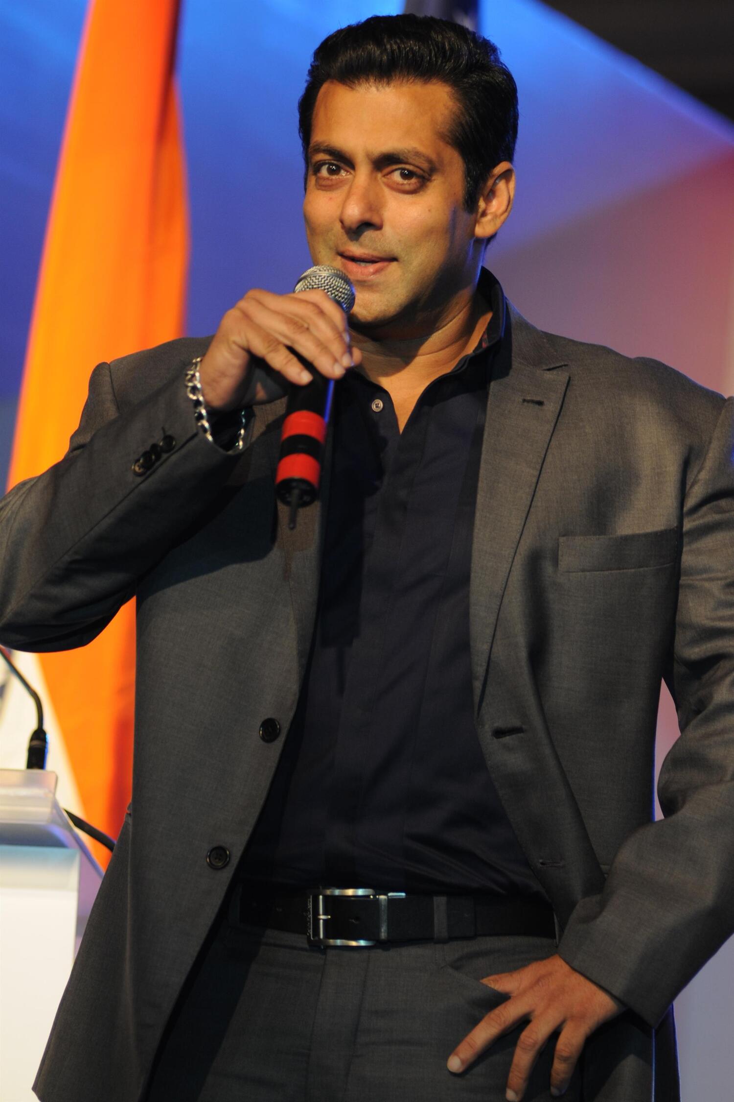 Salman Khan giving his speech at the 8th Indo American Corporate ...