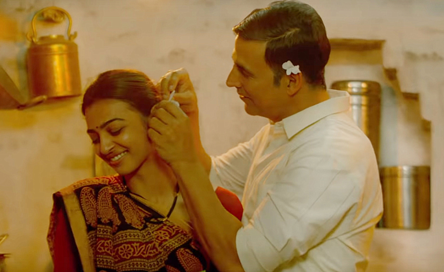 Radhika Apte Akshay Kumar Starrer Padman Movie Song Stills 6 : padman ...