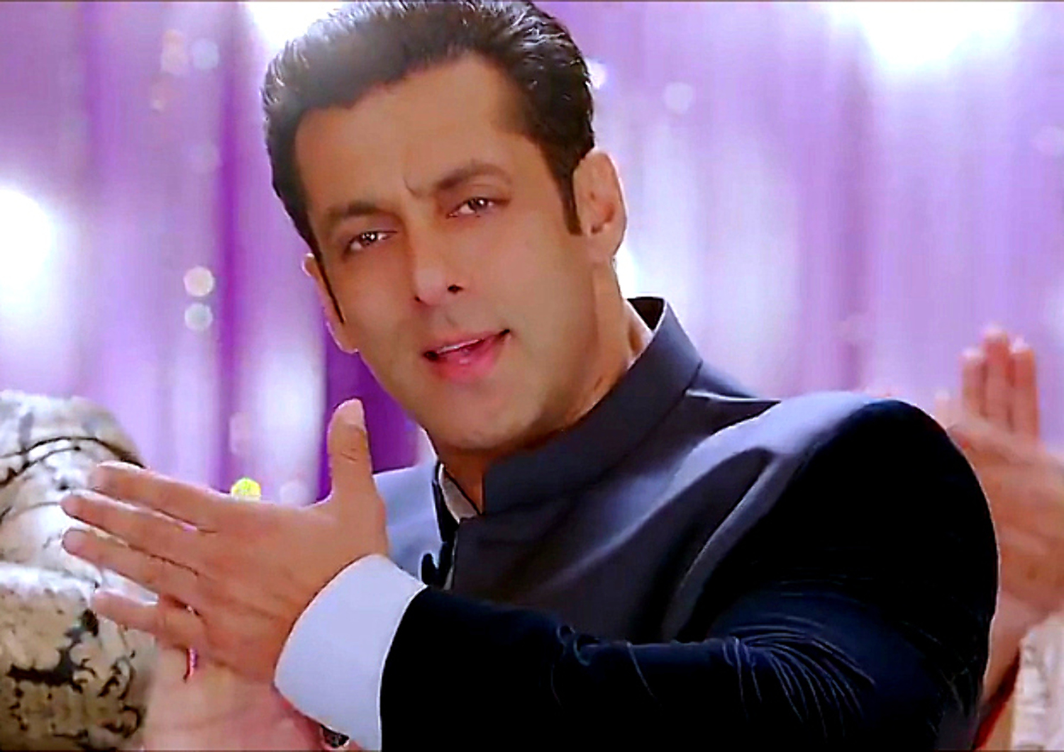 https://datastore01.rediff.com/h1500-w1500/thumb/69586A645B6D2A2E3131/lmc0d9tev8f5bsrm.D.0.Salman-Khan-Jai-Ho-Movie-Photocopy-Song-Photo.jpg
